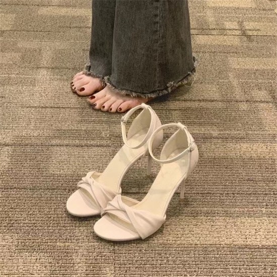 Thick-heeled pointed-toe trouser boots, street-ready short boots for women, spring and autumn 2025 new models, brown western-style skinny boots. Thick-heeled pointed-toe trouser boots, street-ready short boots for women, spring and autumn 2025 new models, brown western-style skinny boots.