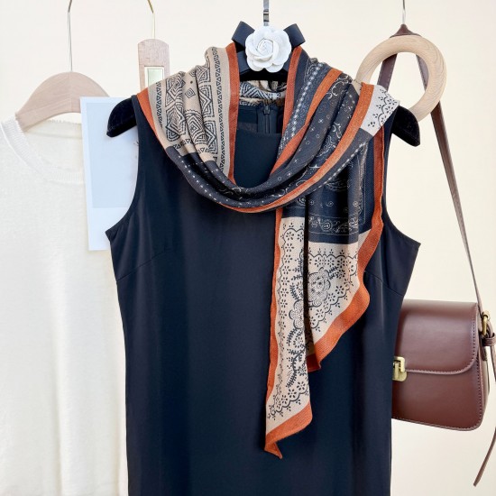 Ethnic retro and niche print, elegant thin silk scarf for women, luxurious Korean-style spring and summer fashionable long oblique scarf. Ethnic retro and niche print, elegant thin silk scarf for women, luxurious Korean-style spring and summer fashionable long oblique scarf.