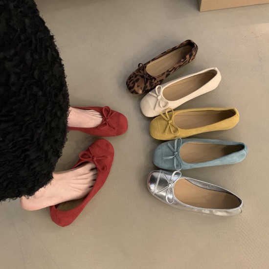 Women's French flat pumps, 2024 new retro suede red shoes, fairy-style ballet toe shoes. Women's French flat pumps, 2024 new retro suede red shoes, fairy-style ballet toe shoes.