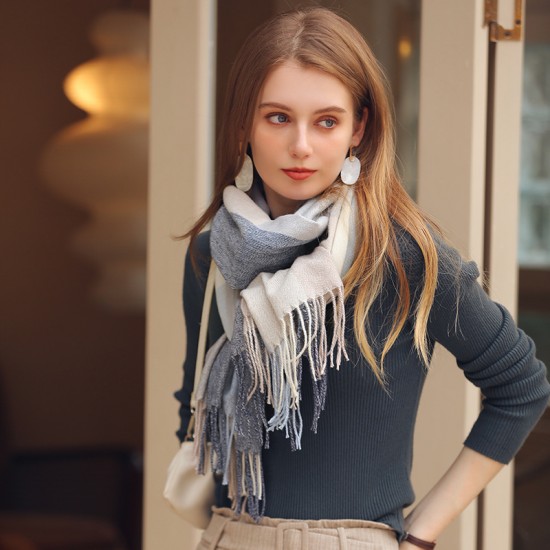 Scarf wholesaler: plaid contrasting color faux cashmere scarf, comfortable, fresh, and sweet, available at street vendors.