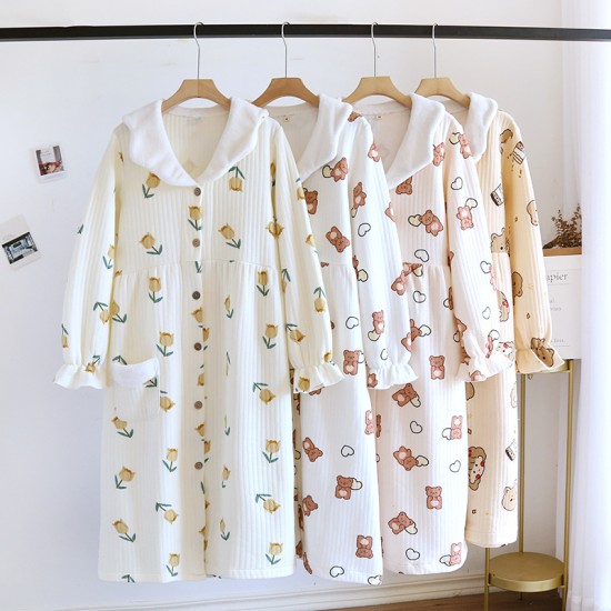 Women's summer thin, loose, short-sleeved artificial cotton loungewear, pajamas, and a fresh floral cotton bra. Women's summer thin, loose, short-sleeved artificial cotton loungewear, pajamas, and a fresh floral cotton bra.