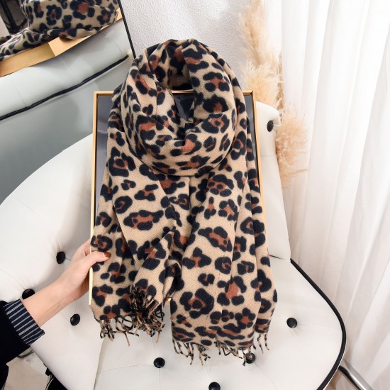 European and American classic retro style, a high-end leopard print scarf for women, a fashionable and elegant fall/winter warm faux cashmere tassel shawl. European and American classic retro style, a high-end leopard print scarf for women, a fashionable and elegant fall/winter warm faux cashmere tassel shawl.
