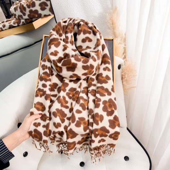 European and American classic retro style, a high-end leopard print scarf for women, a fashionable and elegant fall/winter warm faux cashmere tassel shawl. European and American classic retro style, a high-end leopard print scarf for women, a fashionable and elegant fall/winter warm faux cashmere tassel shawl.